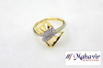 Elegant Ladies Ring